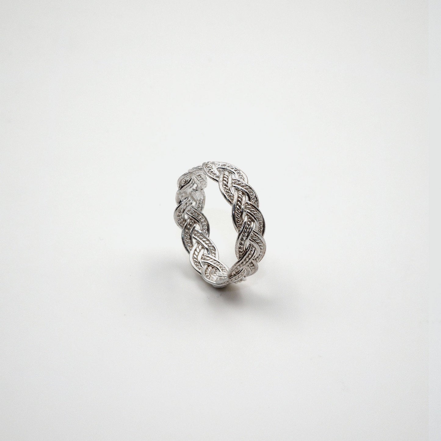 Silber Ringe fuer Damen jetzt kaufen in unserem Onlineshop oder vor Ort in unserer Filiale in Basel