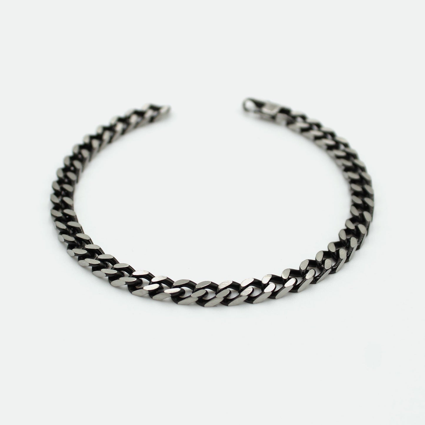 Edelstahl Armband fuer Herren jetzt kaufen in unserem Onlineshop oder vor Ort in unserer Filiale in Basel