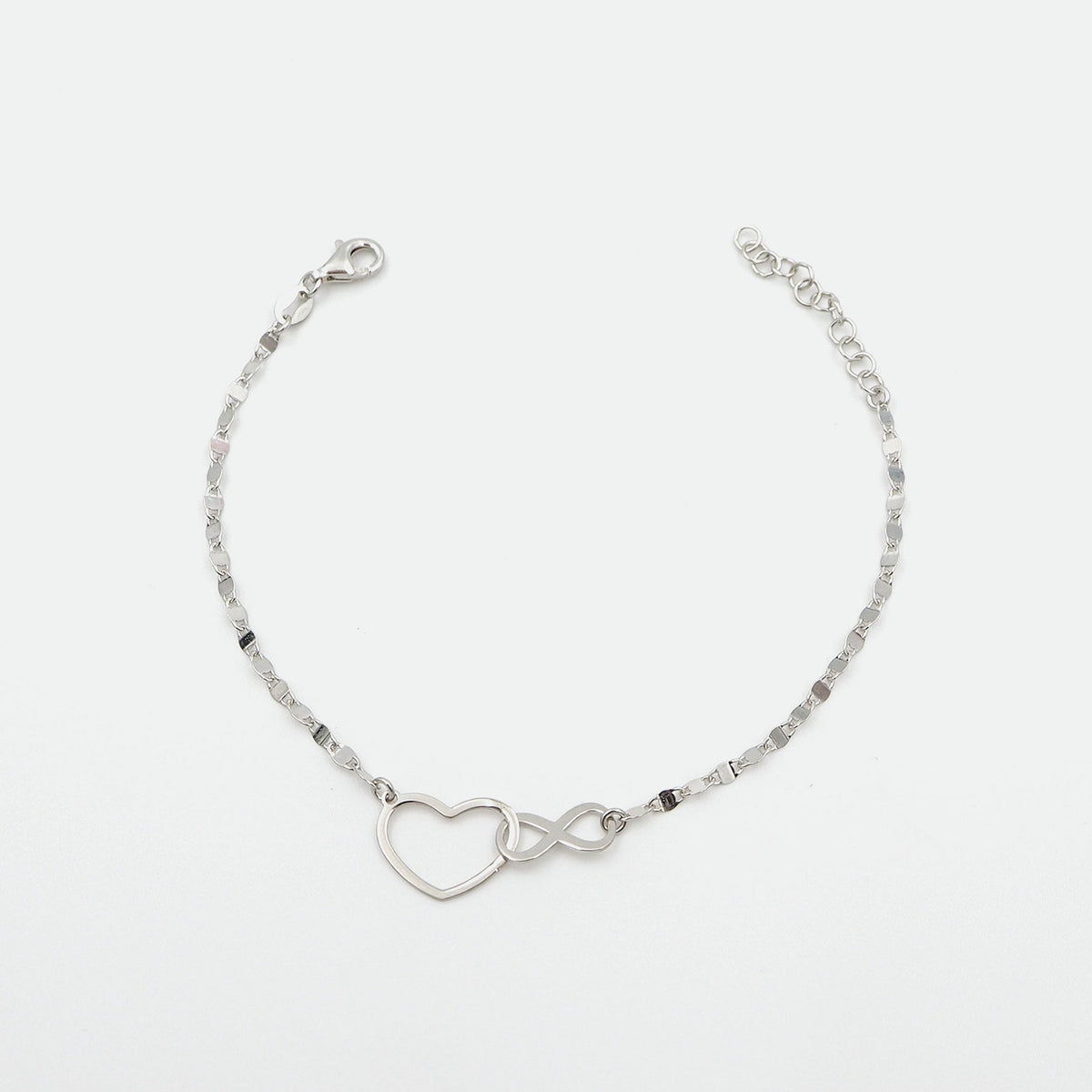 Silber Armbaender fuer Damen jetzt kaufen in unserem Onlineshop oder vor Ort in unserer Filiale in Basel