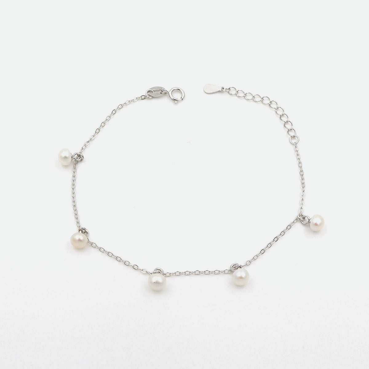 Silber Armbaender fuer Damen jetzt kaufen in unserem Onlineshop oder vor Ort in unserer Filiale in Basel