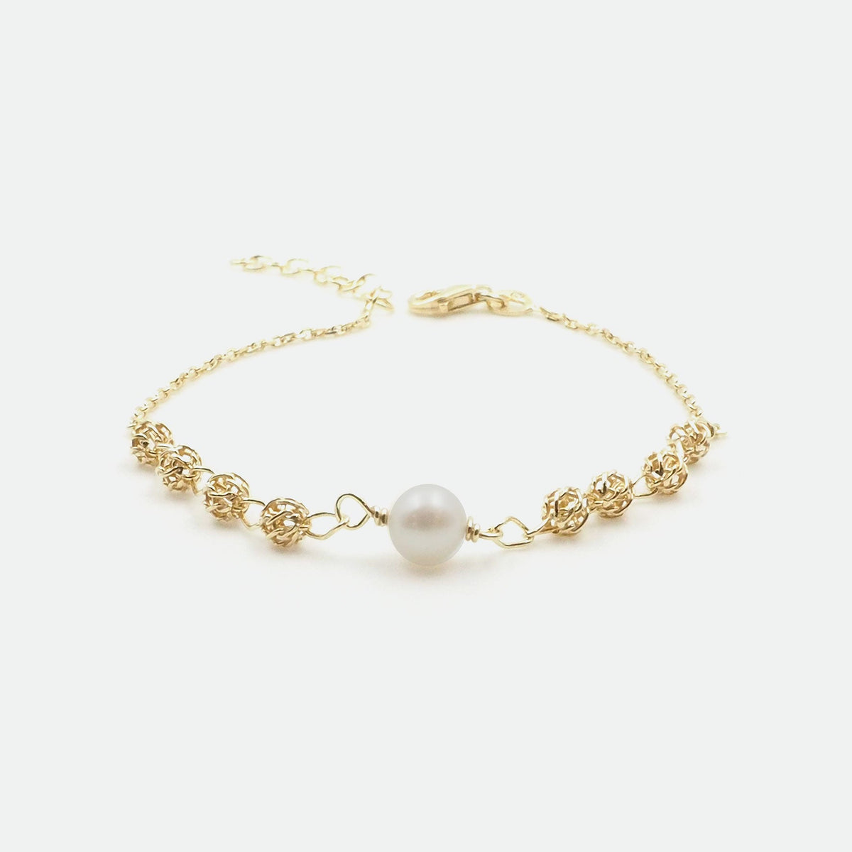 Silber Armbaender fuer Damen jetzt kaufen in unserem Onlineshop oder vor Ort in unserer Filiale in Basel