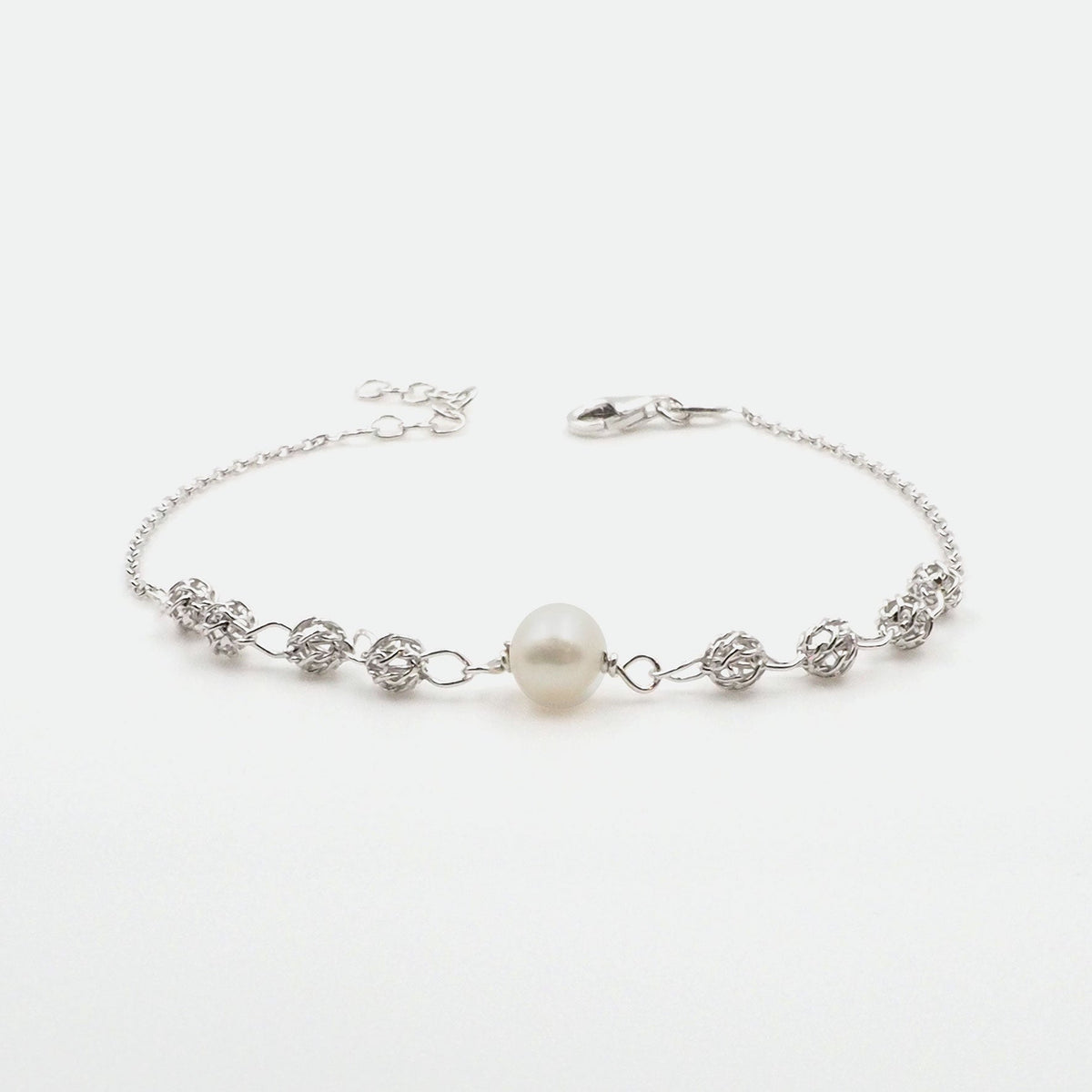 Silber Armbaender fuer Damen jetzt kaufen in unserem Onlineshop oder vor Ort in unserer Filiale in Basel