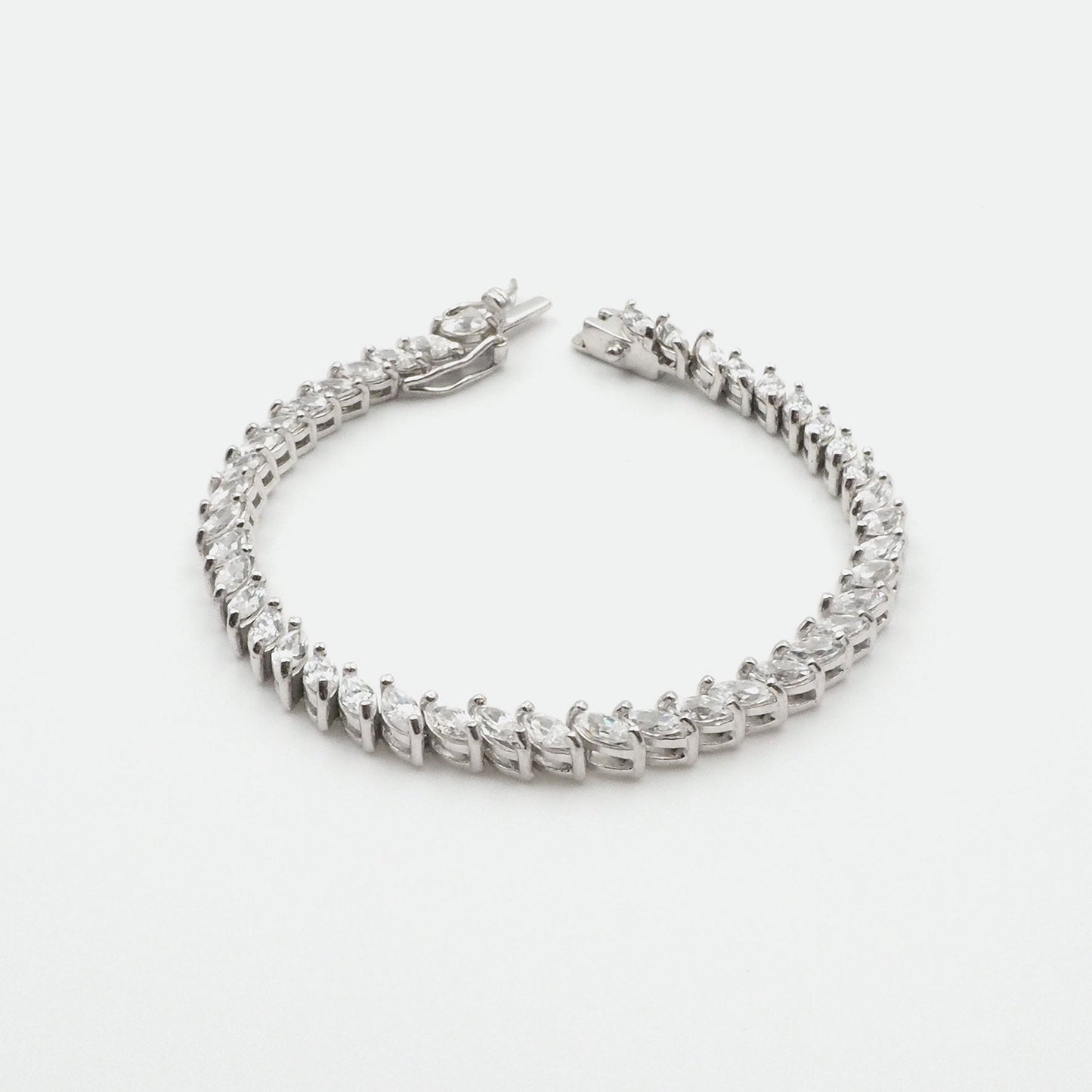 Silber Armbaender fuer Damen jetzt kaufen in unserem Onlineshop oder vor Ort in unserer Filiale in Basel
