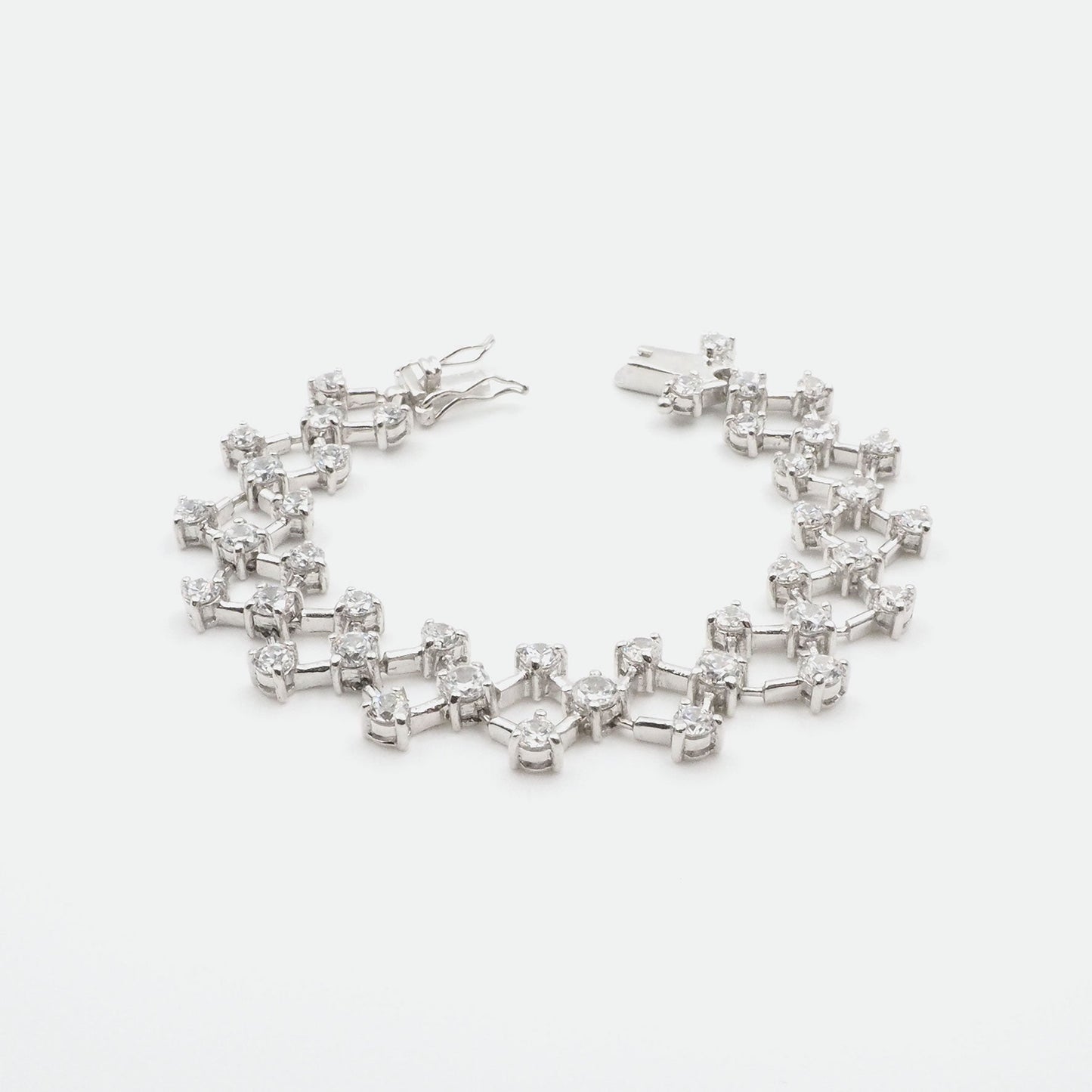 Silber Armbaender fuer Damen jetzt kaufen in unserem Onlineshop oder vor Ort in unserer Filiale in Basel